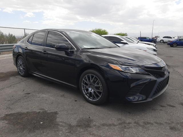 4T1B11HK4JU613276 - 2018 TOYOTA CAMRY L Schwarz Foto 4