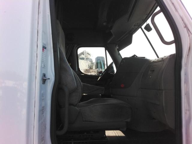 3AKJGLDR0GSGW7413 - 2016 FREIGHTLINER CASCADIA 1 WHITE photo 5