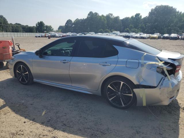 4T1BZ1HK3JU013471 - 2018 TOYOTA CAMRY XSE SILVER photo 2