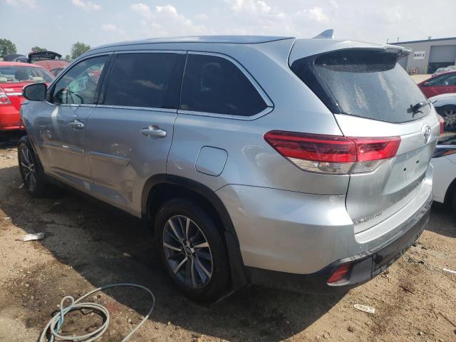 5TDJZRFH6KS617057 - 2019 TOYOTA HIGHLANDER SE SILVER photo 2