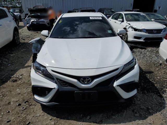 4T1T11AK3PU827067 - 2023 TOYOTA CAMRY SE NIGHT SHADE WHITE photo 5