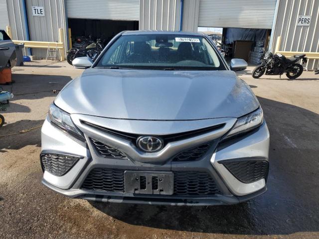 4T1G11AK2RU892593 - 2024 TOYOTA CAMRY SE NIGHT SHADE SILVER photo 5