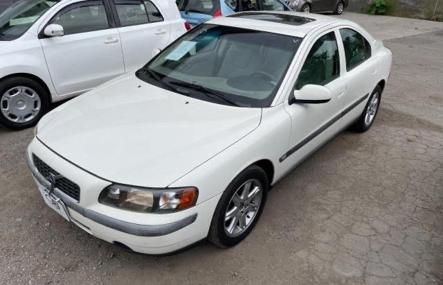 YV1RS61R022190434 - 2002 VOLVO S60 WHITE photo 2