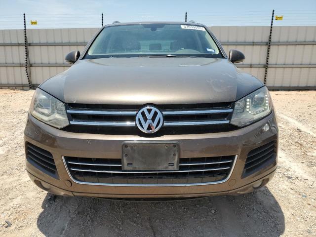 WVGEF9BP9ED012436 - 2014 VOLKSWAGEN TOUAREG V6 BROWN photo 5