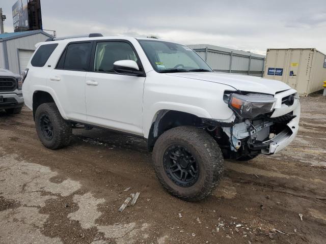 JTEMU5JR4N6080936 - 2022 TOYOTA 4RUNNER SR5/SR5 PREMIUM WHITE photo 4