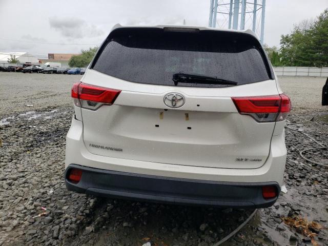 5TDJZRFH1JS556232 - 2018 TOYOTA HIGHLANDER SE WHITE photo 6