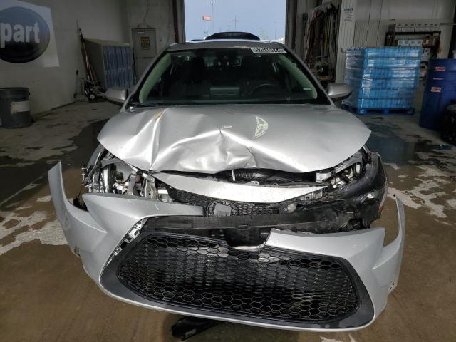 5YFEPMAE0NP358277 - 2022 TOYOTA COROLLA LE SILVER photo 5