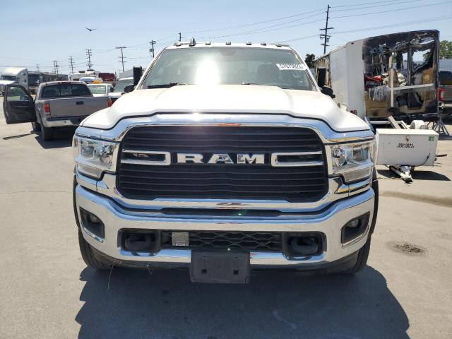 3C7WRMDL3KG669683 - 2019 RAM 5500 WHITE photo 5