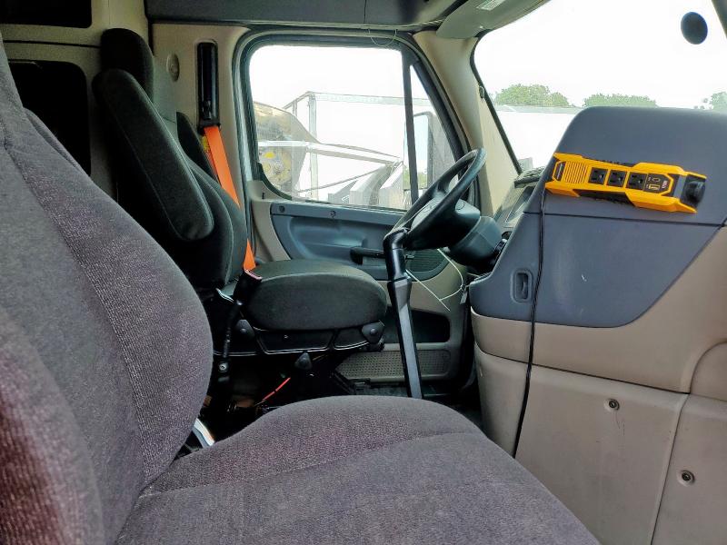 3AKJGLDRXHSHR0847 - 2017 FREIGHTLINER CASCADIA 1 WHITE photo 5