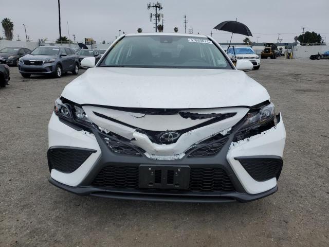 4T1T11AK3PU815453 - 2023 TOYOTA CAMRY SE NIGHT SHADE WHITE photo 5