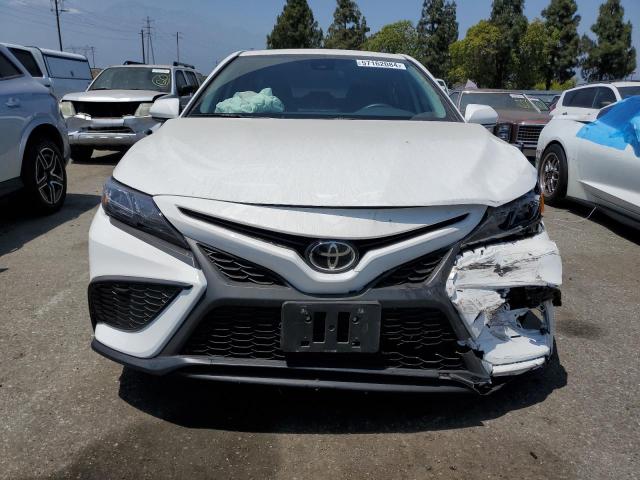 4T1G11AK8PU811609 - 2023 TOYOTA CAMRY SE NIGHT SHADE WHITE photo 5