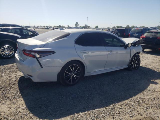 4T1G11AK1NU070569 - 2022 TOYOTA CAMRY SE WHITE photo 3