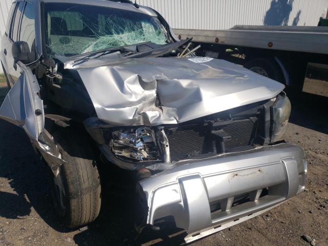 1GNDT13S452168450 - 2005 CHEVROLET TRAILBLAZE LS SILVER photo 9