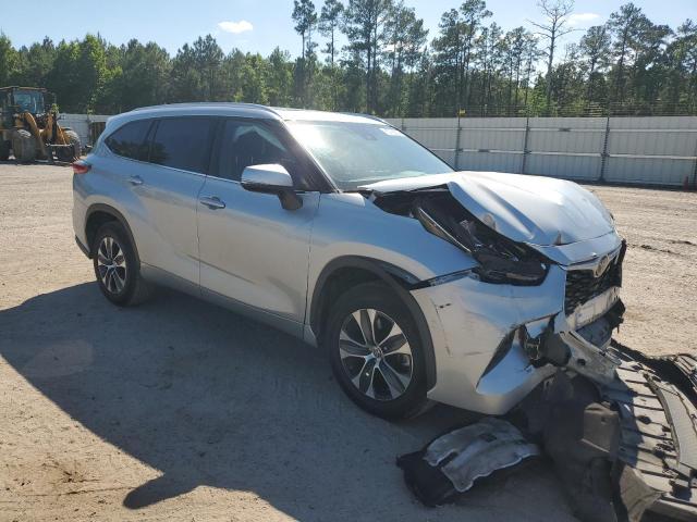 5TDGZRAH0LS500125 - 2020 TOYOTA HIGHLANDER XLE SILVER photo 4