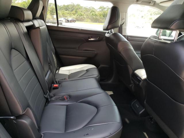 5TDGZRAH5NS545743 - 2022 TOYOTA HIGHLANDER XLE SILVER photo 11