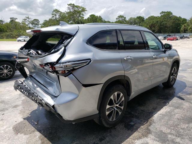 5TDGZRAH5NS545743 - 2022 TOYOTA HIGHLANDER XLE SILVER photo 3