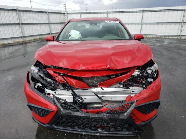 4T1G11AK2PU145850 - 2023 TOYOTA CAMRY SE NIGHT SHADE RED photo 5