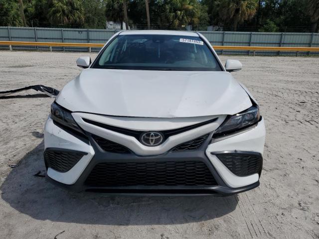 4T1G11AK3PU738777 - 2023 TOYOTA CAMRY SE NIGHT SHADE WHITE photo 5