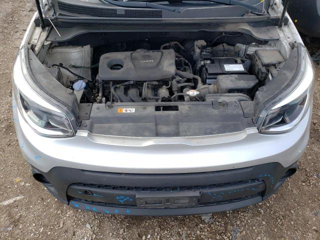 KNDJN2A20J7604755 - 2018 KIA SOUL SILVER photo 11