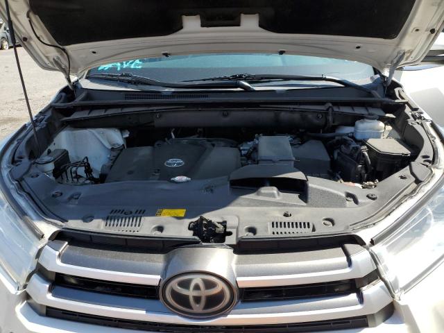 5TDBZRFHXKS704593 - 2019 TOYOTA HIGHLANDER LE WHITE photo 12