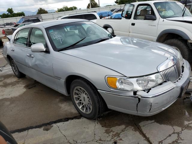 1LNHM82W82Y672069 - 2002 LINCOLN TOWN CAR SIGNATURE SILVER photo 4