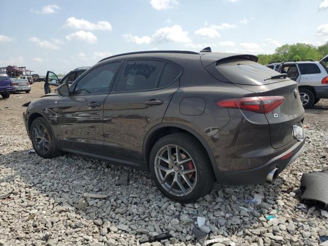 ZASFAKPN8J7B92403 - 2018 ALFA ROMEO STELVIO SPORT Коричневий фото 2