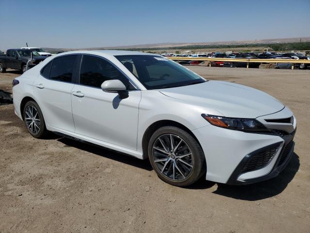 4T1G11AK5RU250692 - 2024 TOYOTA CAMRY SE NIGHT SHADE WHITE photo 4