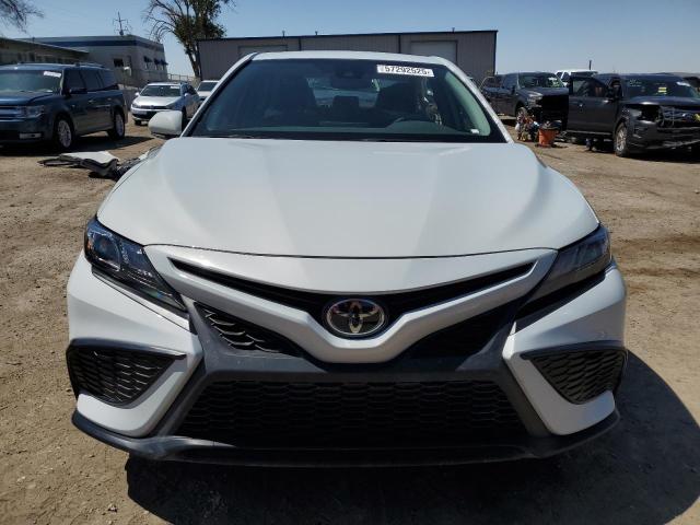 4T1G11AK5RU250692 - 2024 TOYOTA CAMRY SE NIGHT SHADE WHITE photo 5