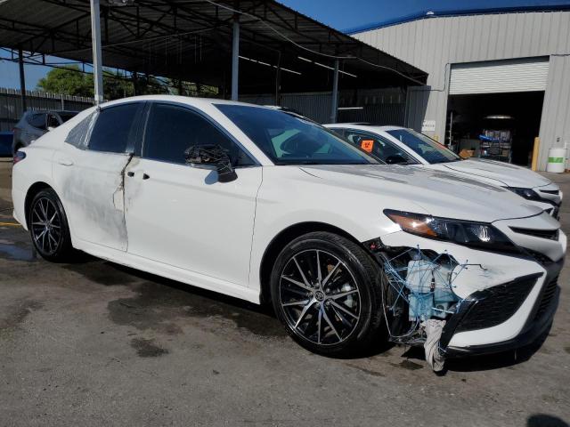 4T1G11AK9PU832615 - 2023 TOYOTA CAMRY SE NIGHT SHADE WHITE photo 4