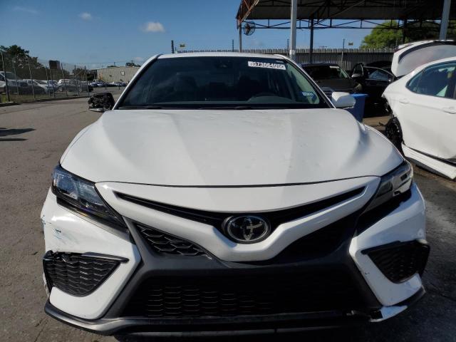 4T1G11AK9PU832615 - 2023 TOYOTA CAMRY SE NIGHT SHADE WHITE photo 5