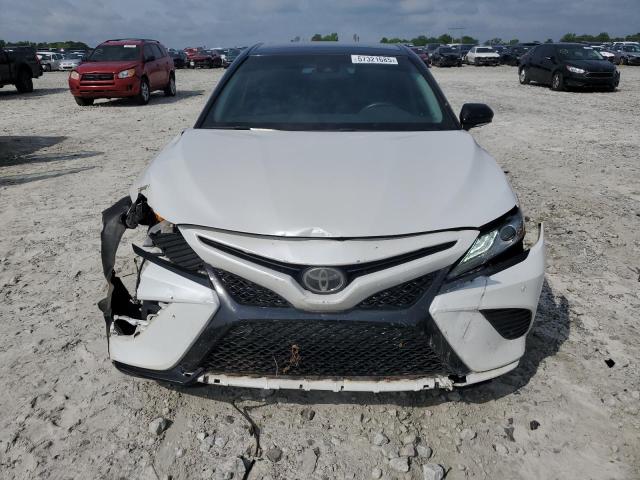 4T1B61HK4JU124443 - 2018 TOYOTA CAMRY XSE WHITE photo 5