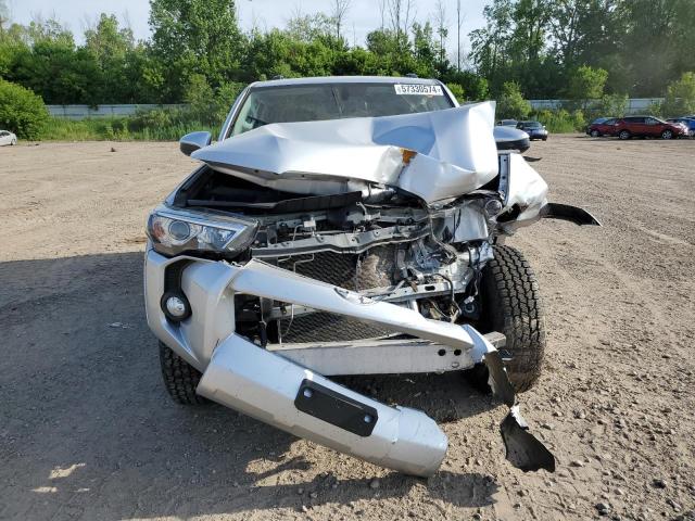 JTEBU5JR6K5629139 - 2019 TOYOTA 4RUNNER SR5 SILVER photo 5