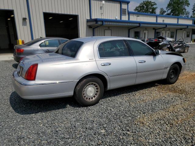 1LNHM81W32Y639692 - 2002 LINCOLN TOWN CAR EXECUTIVE GRAY photo 3