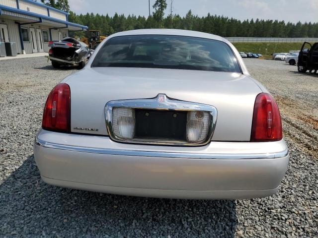 1LNHM81W32Y639692 - 2002 LINCOLN TOWN CAR EXECUTIVE GRAY photo 6