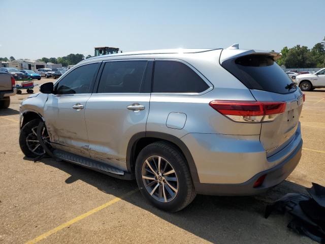 5TDKZRFH2JS546247 - 2018 TOYOTA HIGHLANDER SE SILVER photo 2