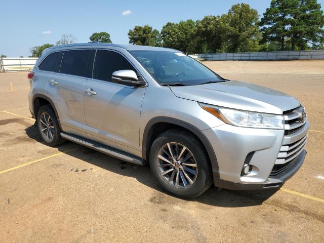 5TDKZRFH2JS546247 - 2018 TOYOTA HIGHLANDER SE SILVER photo 4