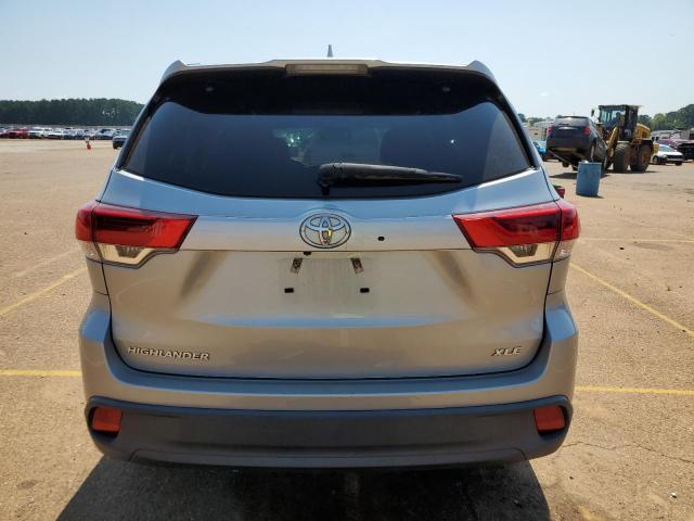 5TDKZRFH2JS546247 - 2018 TOYOTA HIGHLANDER SE SILVER photo 6