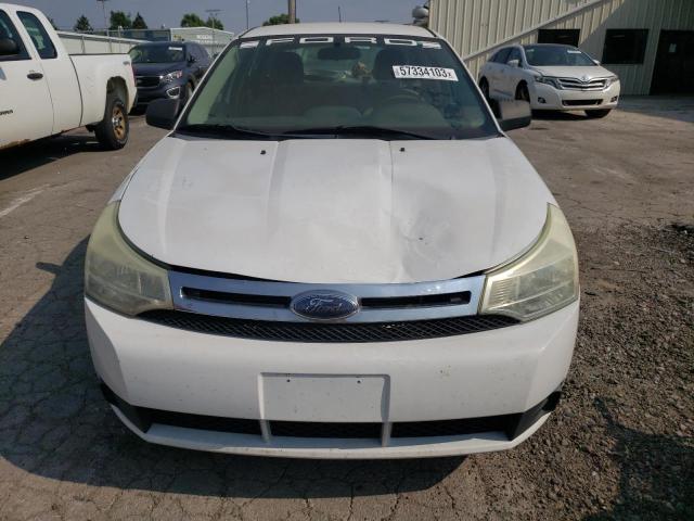 1FAHP34NX8W208701 - 2008 FORD FOCUS S/SE WHITE photo 5