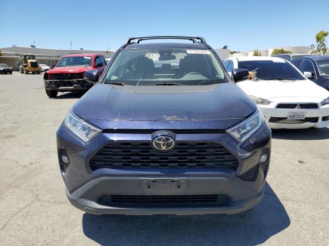 2T3W1RFV2KW001194 - 2019 TOYOTA RAV4 XLE BLUE photo 5