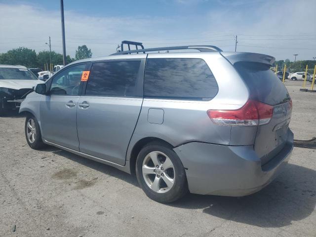 5TDKK3DC9DS357172 - 2013 TOYOTA SIENNA LE ვერცხლისფერი ფოტო 2