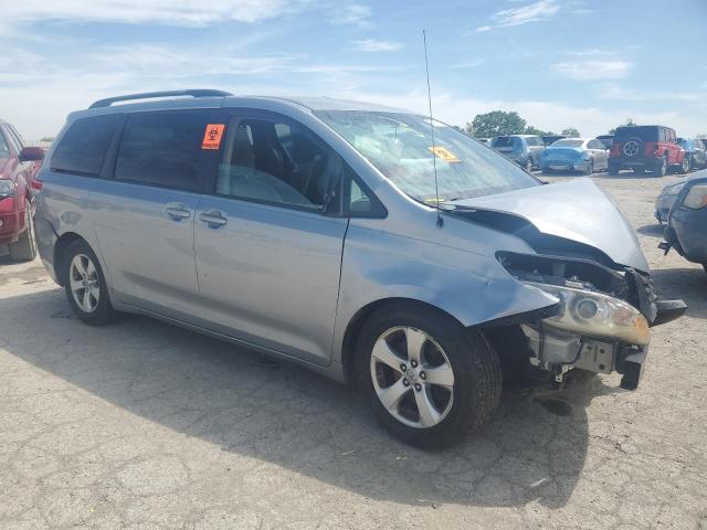 5TDKK3DC9DS357172 - 2013 TOYOTA SIENNA LE ვერცხლისფერი ფოტო 4