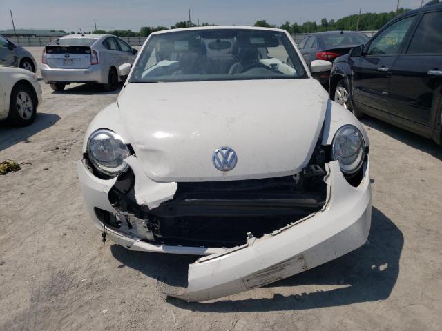 3VW5P7AT7DM829585 - 2013 VOLKSWAGEN BEETLE WHITE photo 5