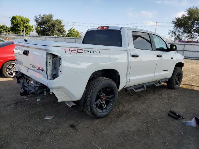 5TFDY5F11GX554396 - 2016 TOYOTA TUNDRA CREWMAX SR5 WHITE photo 3