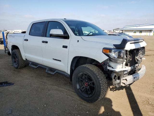 5TFDY5F11GX554396 - 2016 TOYOTA TUNDRA CREWMAX SR5 WHITE photo 4