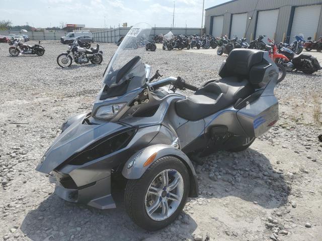 2BXJBWC15CV000633 - 2012 CAN-AM SPYDER ROA RTS SILVER photo 2