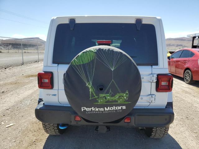 1C4JJXP68MW686537 - 2021 JEEP WRANGLER U SAHARA 4XE WHITE photo 6