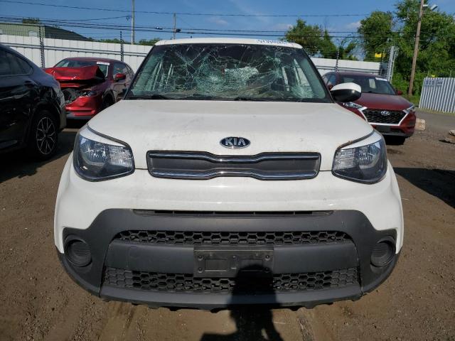 KNDJN2A23J7570214 - 2018 KIA SOUL WHITE photo 5