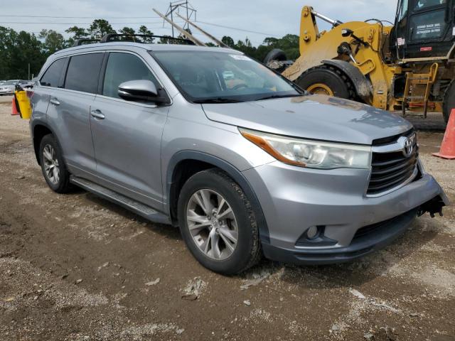 5TDKKRFH6FS064845 - 2015 TOYOTA HIGHLANDER XLE 银色 照片 4