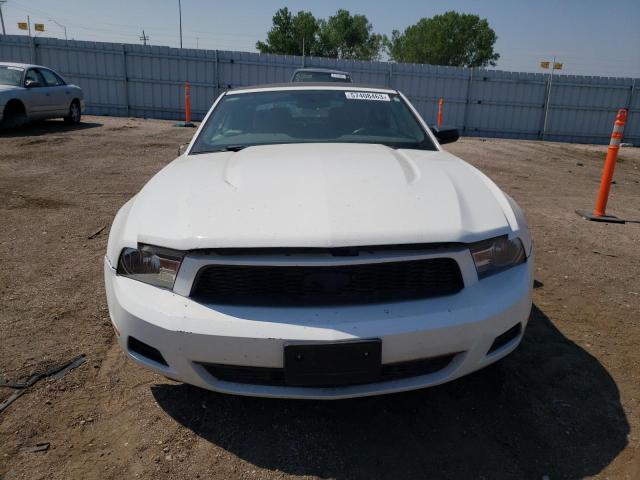 1ZVBP8EM0B5157786 - 2011 FORD MUSTANG WHITE photo 5