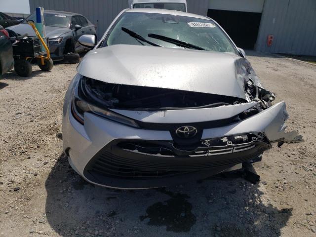 5YFB4MDE9RP101163 - 2024 TOYOTA COROLLA LE 银色 照片 5